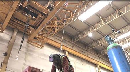 樓頂廣告牌焊接防墜器為工人提供安全保障