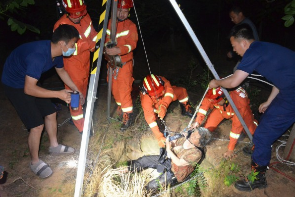 消防用救援三腳架成功營救落入深井老人